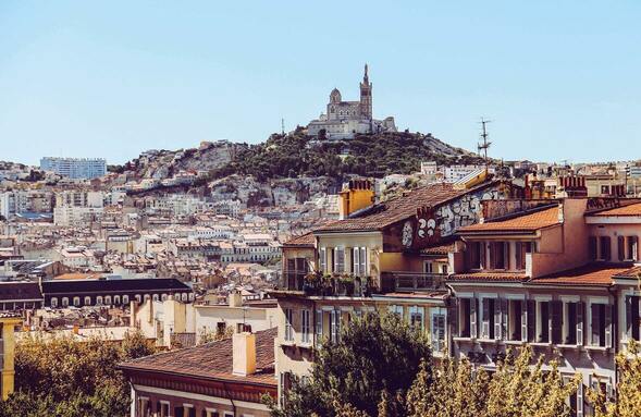 vue sur une ville avec une colline au fond