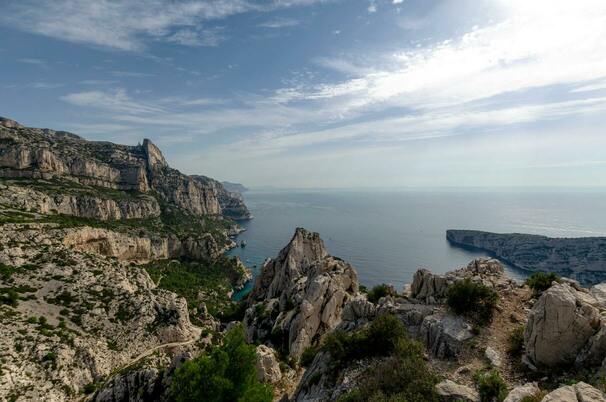 une vue sur la mer, avec des falise et une crique en contre bas