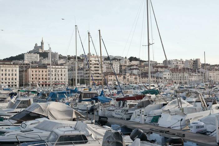 un port dans une zone urbaine