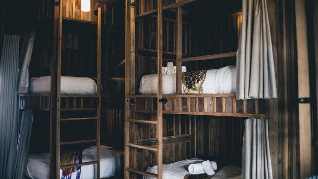 chambre avec deux lits et une fenêtre ouverte