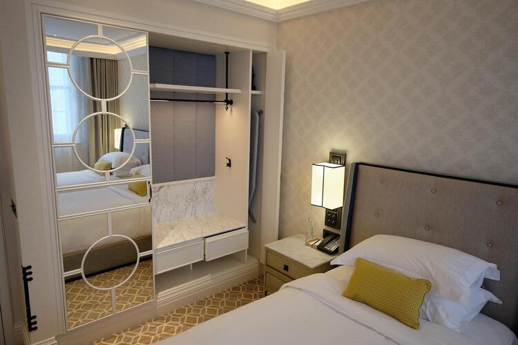 chambre avec un lits et une armoire